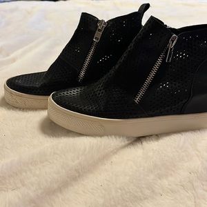 Steve Madden Wedged sneaker black with side zippers, size 7.5